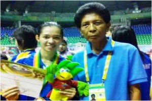 H Aan Suganda bersama atlit putri Jabar saat PON di Riau.